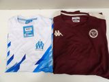 Deux maillots de foot sont posés l'un à côté de l'autre sur une table