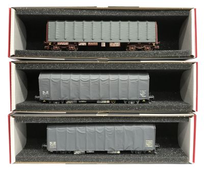 trois caisses représentant des wagons sont empilées les unes sur les autres