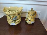deux vases posés sur une table l'un à côté de l'autre