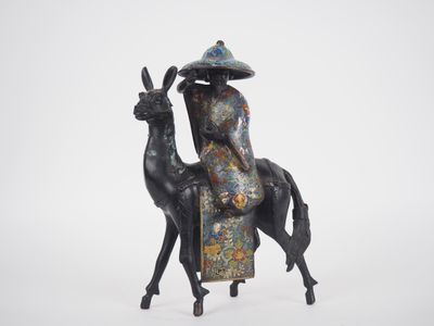 statue d'une femme à cheval, coiffée d'un chapeau