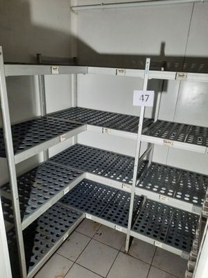 de nombreuses étagères dans une pièce, sur lesquelles figurent des numéros