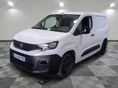 la camionnette blanche est garée sur un sol carrelé en damier