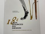 une image représentant un livre sur lequel figurent une chaussure et un stylo