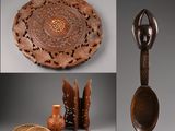 de nombreux objets décoratifs de toutes sortes disposés sur la table
