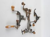 quatre types différents de pinces sont fixés au mur