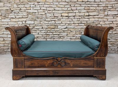 LIT dit "bateau" à deux chevets renversés en placage de palissandre fi