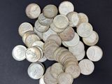 tas de pièces d'argent sur une surface noire