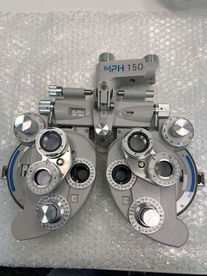 une paire de lunettes posée sur une table