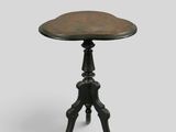 une petite table avec un plateau en bois et des pieds en métal
