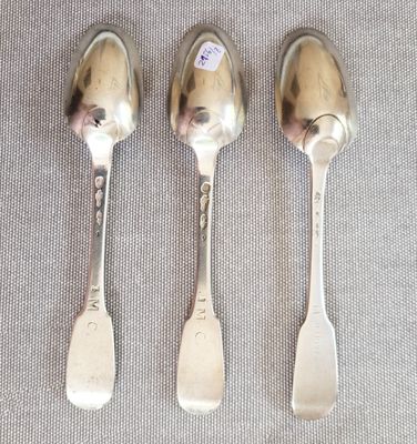 trois cuillères et une cuillère avec une étiquette