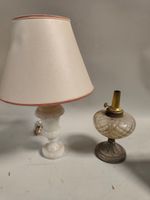 Une lampe de chevet, pied en pierre dure figurant un vase Mé…