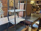 une table surmontée d'une étagère, dans une pièce