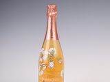 mini-bouteille de champagne ornée d'un motif floral sur le flanc
