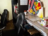 un bureau avec une chaise et une étagère dans le coin