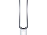 un ventilateur sur pied blanc et argent posé sur une table