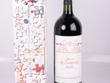 une bouteille de vin posée à côté d'un carton de vin