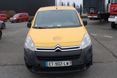 une Citroën jaune garée sur un parking