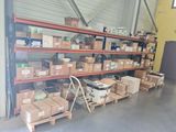de nombreux cartons et boîtes sur les étagères de l'entrepôt
