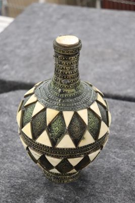 un petit vase posé sur une table