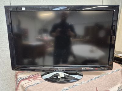 un téléviseur à écran plat posé sur une table