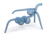 sculpture représentant une araignée bleue avec trois boules sur ses pattes