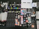 beaucoup de produits de maquillage et de pinceaux à maquillage sur la table