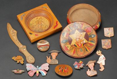 un grand nombre d'objets différents posés sur une table