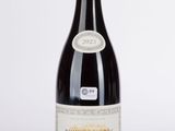 une bouteille de vin posée sur une table