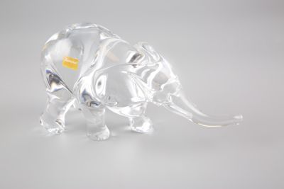figurine en cristal représentant un éléphant sur fond blanc