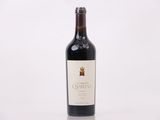 une bouteille de vin rouge posée sur une table blanche