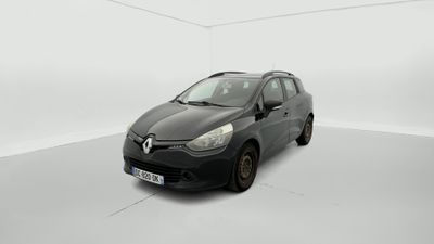 La voiture noire est garée dans une pièce blanche au sol blanc.