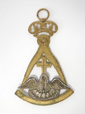 un gros plan d'un objet métallique sur lequel figure une croix