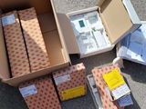 de nombreuses boîtes de courrier posées par terre à côté d'un carton
