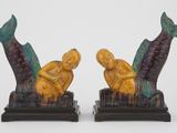 deux figurines représentant deux sirènes assises l'une sur l'autre