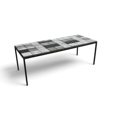 La table noire et blanche est recouverte d'un motif à carreaux.