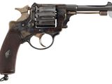 un vieux revolver avec un canon en bois sur fond blanc