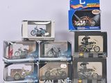 de nombreux jouets Hot Wheels dans leurs boîtes, posés sur une surface blanche