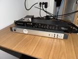une photo d'un rack contenant du matériel électronique posé sur une table
