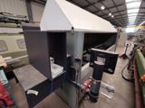 une machine qui se trouve à l'intérieur d'un bâtiment