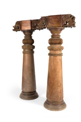 paire de piliers en bois sculpté, avec partie supérieure et socle sculptés