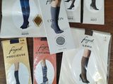 Plusieurs paires de chaussettes montant jusqu'aux genoux sont posées sur une table.