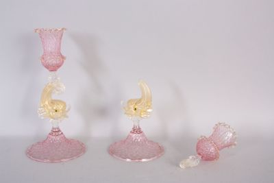 trois vases en verre rose placés les uns à côté des autres