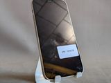 un téléphone portable posé sur un support