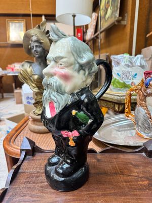 quelques figurines sont posées sur une table dans une pièce