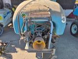 un petit moteur posé sur un chariot