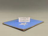 un cahier ouvert sur lequel est posée une carte de visite