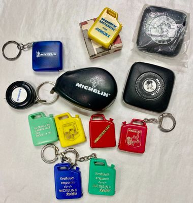 many different keys and keychains that are on a table
