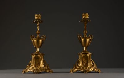 Paire de flambeaux sur socle quadripode en bronze ciselé et …