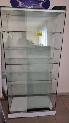vitrine avec des étagères en verre, en vente dans un magasin