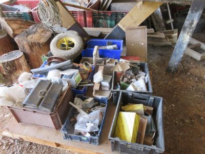 un tas de bric-à-brac posé sur une table en bois dans un garage